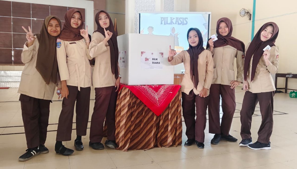 PESTA DEMOKRASI SMANSAKA: Aina Adelia Nur Azizah Terpilih Sebagai Ketua OSIS Periode 2026/2027