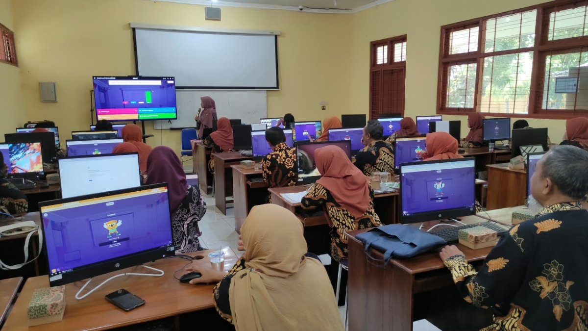 Tingkatkan Kompetensi Digital Pendidik, SMA N 1 Karangmojo Gelar Bimtek AI Bersama Balai Tekkomdik DIY