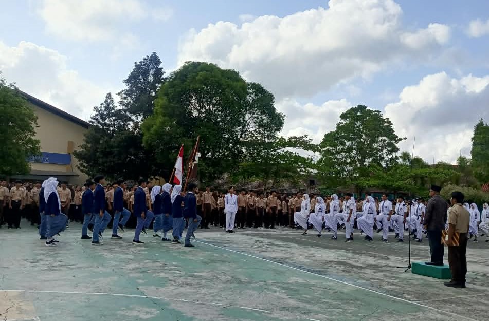 Regenerasi Kepemimpinan Siswa, SMAN 1 Karangmojo Gelar Upacara Serah Terima Jabatan dan Pelantikan Pengurus OSIS Tahun Pelajaran 2026/2027